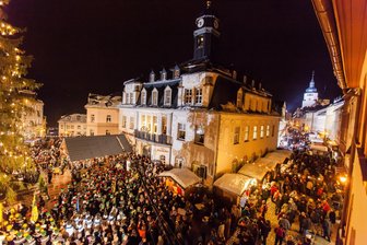 Antifa plant Demo in Schwarzenberg zeitgleich zur Bergparade – Stadträte schockiert - Zur Bergparade auf dem Schwarzenberger Weihnachtsmarkt stehen die Menschen dicht gedrängt.