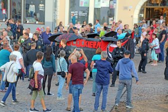 Als gegen 18.45 Uhr die sogenannten Spaziergänger auf dem Obermarkt ankamen, kam es zu lautstarken Auseinandersetzungen mit der Antifa-Gruppe. Es blieb aber alles friedlich.