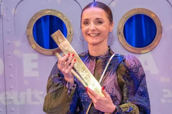„Antigone“-Inszenierung: Joanna Lewicka holt für Theater Plauen-Zwickau den Bühnenpreis „Der Faust“ - Joanna Lewicka am Samstagabend im Theater Gera mit der Trophäe des Theaterpreises "Der Faust".