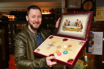 Antike Schätze in Penig - Trödelmarkt lockt mit Raritäten: „Sie öffnen Türen zu vergangenen Zeiten“ - Marcel Rogau hat im Antikhandel etliche Raritäten, darunter das Brettspiel Billardtennis. Am 5. April zeigt er Neugierigen viele Schätze.