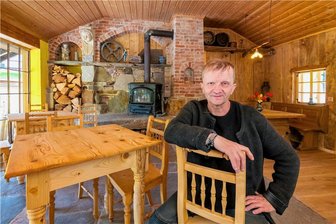 Antikhändler eröffnet Geislers Kneipchen in Grünhainichen - Ralph Geisler hat schon mal im zukünftigen Gastraum Platz genommen. 