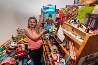 Antikhändler rettet Spielzeugsammlung aus Mühlau - Hailey Müller, die Enkelin des verstorbenen Spielzeugsammlers, zeigt einen VERO-Konstruktionsbaukasten.