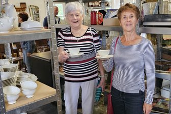 Antikmarkt in Penig: „Aus einem Trödelladen geht man immer mit guter Laune heraus“ - Barbara Saupe (re.) kam beim Stöbern im Antikhandel ins Gespräch mit anderen Gästen.