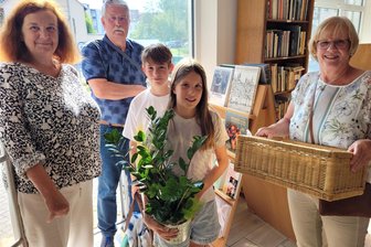 Antiquariat in Zwickau: Standortwechsel bringt neues Publikum - Zu den Gästen der Eröffnungsfeier gehörten auch Elisabeth Baumgärtner (r.) mit ihrem Mann Rainer und den Enkeln Frieda und Moritz.