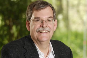 Antisemitische Klischees in der Kunst: Eine kritische Betrachtung der Ibug-Installation - Prof. Peter Jelavich von der Johns Hopkins Universittät in Baltimore im US-Bundesstaat Maryland hat sich im Begleitgremium der Documenta bereits mit Antisemitismus-Vorwürfen befasst, die gegen die weltweit bedeutendste Kunstveranstaltungsreihe erhoben wurden. Er gehört zu den weltweiten Experten, deren fachliche Einschätzung die Ibug-Macher nach Lautwerden der aktuellen Vorwürfe einholte.