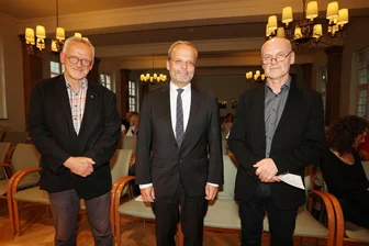 Antisemitismusbeauftragter in Zwickau: „So schnell wird man mein Amt nicht abschaffen können“ - Andreas Meister (links) und Uwe Liebold (rechts) von der Gesellschaft für Christlich-Jüdische Zusammenarbeit hatten Felix Klein zum Vortrag ins Schumannhaus eingeladen.