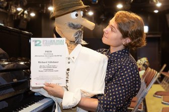 Anton Günther als Kassenschlager: Preisgekrönter Liederabend steht wieder auf dem Spielplan des Wintersteintheaters - Für sein ungewöhnliches Zwiegespräch mit Anton Günther hat Richard Glöckner beim Sächsischen Theatertreffen im Mai einen Preis erhalten. Ab Sonntag steht „Mei Harz braucht Lieder“ wieder auch dem Spielplan des Theaters.