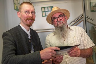 Anton-Günther-Ausstellung im Erzgebirge eröffnet – mit Überraschung am Ende - Museumsleiter Lasse Eggers (l.) zeigt Exponate aus der Sammlung von Heiner Stephani.