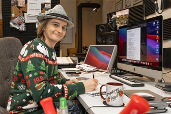 Anton Günther lässt grüßen: Wie sich ein Musiker aus dem Erzgebirge immer wieder neu erfindet - Sein verschmitztes Lächeln zeigt, er hat längst schon wieder neue Ideen: Liedermacher, Mundartsprecher und Musiker Rocco Löser aus Schlettau. Dabei bleibt er aber immer eins: echt erzgebirgisch.
