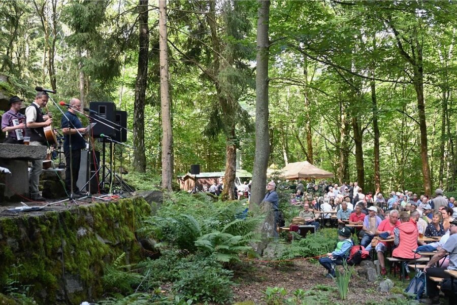 Anton Günther: Liederfest lockt 1200 Besucher zum Singen ins Böhmische - 1200 Besucher kamen zum Liederfest an der "Günther Ruh". Die Kulisse beeindruckte und es wurde viel gesungen. 