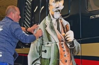 Anton Günther ziert neuen Brummi - Cindy Hengst und Mirko Wendler (Foto) von der Werbefirma WMS Thum haben die Karosse des Trucks mit dem Abbild Anton Günthers versehen. 