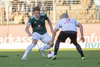 Antonitsch-Debüt für Ingolstadt missglückt - Nico Antonitsch (r.) im Zweikampf mit Amar Suljic. Szene aus dem Pokalspiel gegen Schweinfurt.