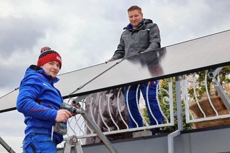 Antonsthaler Elektrofirma: Leitung liegt nun in jungen Händen - Die jungen Firmeneigentümer David Lange (links) und Tobias Albert beim Aufbau eines Balkonkraftwerks in einer Crandorfer Eigenheimsiedlung. 