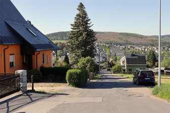 Antonsthaler Straße in Lauter ab 27. Mai Baustelle – Wasserwerke müssen ohne Fördermittel bauen - Die Antonsthaler Straße in Lauter wird zur Baustelle. Hier ein Blick in Höhe Haus Nummer 40 nach unten zur Bundesstraße 101.