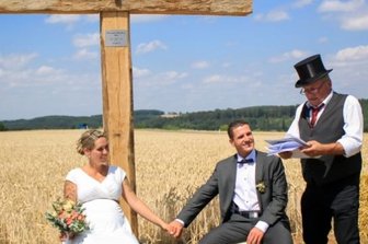 Antrag und Hochzeit unter Gipfelkreuzen - Unterm Gipfelkreuz in 440 Metern Höhe gaben sich am 22. Juli Pierre und Tatjana Hofmann bei einer freien Trauung mit Redner Dieter Unger das Jawort.
