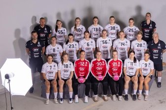 Antreten zum Fototermin: Blitzlichtgewitter bei Fußballern und Handballerinnen - kommene Abwechslung zum Trainingsalltag nahmen am Donnerstag die Handballerinnen des BSV Sachsen ihr Fotoshooting in der Maschinenhalle der Zwickauer Energieversorgung wahr.