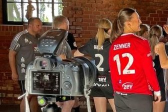 Antreten zum Fototermin: BSV und FSV im Blitzlichtgewitter - Was hier noch nach einem Durcheinander vor der Kamera aussieht ...