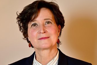 „Antworten von gestern“: Was eine Ex-Staatssekretärin am geplanten Behördenumbau in Sachsen kritisiert - Nach beruflichen Stationen in sächsischen Ministerien und in der Landesdirektion in der Kenia-Koalition von 2019 bis 2024 fünf Jahre lang Staatssekretärin in Sachsen: Gisela Reetz.