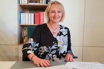 „Anwälte im Einsatz“: Bekannte TV-Serie für Betrugsversuche im Vogtland genutzt - Nimmt jeden und alle Anliegen ernst: Heike Teubner von der Verbraucherzentrale Auerbach rät bei Zweifeln zur Beratung.
