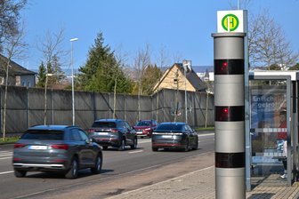 Anwalt kritisiert Blitzer an der B 174 in Chemnitz: Bußgelder statt Gefahrenabwehr? - Der Blitzer an der Zschopauer Straße registriert seit Jahren die meisten Verstöße.