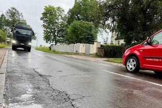 Anwohner alarmiert: Sanierung der Staatsstraße in Wildenfels steht auf der Kippe - Die Zwickauer Straße in Wildenfels (Foto) sollte zwischen Schönauer Straße und Abzweig S 286 einen neuen Fahrbahnbelag erhalten. Jetzt steht das Sanierungsvorhaben des Landes-Straßenbauamtes Lasuv auf der Kippe. Die Enttäuschung in Wildenfels ist groß, erhofften sich Anwohner davon doch etwas weniger Lärm.