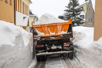 Anwohner alarmiert: Verschärft Hotel-Neubau die Parkplatznot? - Neben Autos von Touristen und Einheimischen kommen im Winter oft noch Massen von Schnee in der Oberwiesenthaler Innenstadt dazu. Wo Muskelkraft nicht mehr ausreicht, muss dann auch schweres Gerät eingesetzt werden.