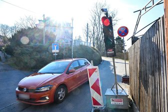 Anwohner am Chemnitzer Stadtrand bekommen nach Protest doch eine Ampel - Nun steht sie doch: die Baustellenampel, die sich Anwohner gewünscht hatten.