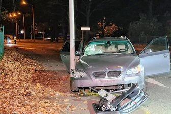 Anwohner am Zwickauer Schwanenteich nach Verfolgungsfahrt: "Wir hörten den Schuss" - Die gefährliche Verfolgungsjagd durch die Innenstadt endete für die vier Insassen des BMW schließlich an einer Laterne.