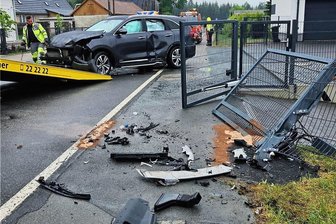 Der Unfall vom 6. Jun 2023: Ein junger Kia-Fahrer raste in das Grundstück von Ralph Rölz und fuhr den Pfeiler ab.