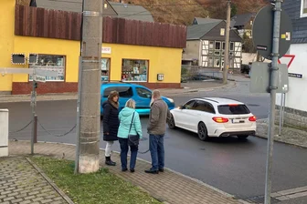 Anwohner bangen um Fußgänger: Kommt Tempo 30 auf St. Jacober Hauptstraße in Mülsen? - Die Ernst-Schneller-Straße (unten) ist bei Straßenbauarbeiten im Dorf oft inoffizielle Umleitung. Für die Anwohner bleibt die Kreuzung trotz der Spiegel unübersichtlich.