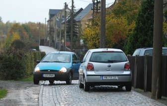 Anwohner der Bergstraße bleiben hartnäckig - 
              <p class="artikelinhalt">Die Bergstraße in Oberschindmaas ist eine beliebte Abkürzungsstrecke. Allerdings dürfen nur Anlieger die Straße benutzen. Für alle anderen ist die Durchfahrt verboten.</p>
            