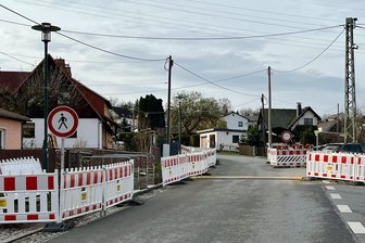 Anwohner des Siedlerwegs in Schwarzenberg stinksauer über Verlängerung einer Vollsperrung - Der Bockauer Weg ist aufgrund von Bauarbeiten derzeit voll gesperrt, auch Passanten müssen die Straße nutzen. Der komplette Fußweg (links) ist offen.