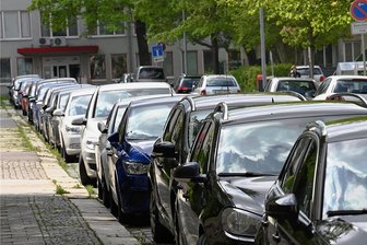 Anwohner einer Straße im Chemnitzer Zentrum schlagen Alarm: Verschwinden hier Parkplätze? - Beidseitig parken auf der Wiesenstraße zwischen Annen- und Clara-Zetkin-Straße Anwohner ihre Autos. Dass nach den Bauarbeiten weniger Stellflächen zur Verfügung stehen sollen, verunsichert sie.