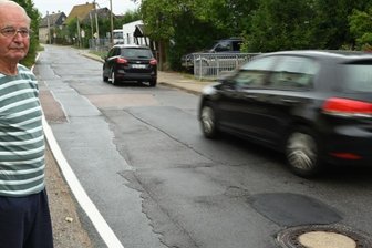 Anwohner fordern Lkw-Verbot, Tempo 30 und Straßenausbau - Christian Geyer wohnt seit fast 60 Jahren an der Hauptstraße in Taura. Früher konnte er dort mit seinen Kindern unbeschwert Federball spielen. Jetzt fahren dort viele Autos und Lkw entlang. Der 79-Jährige wünscht sich seit Jahren die Instandsetzung der Ortsdurchfahrt.
