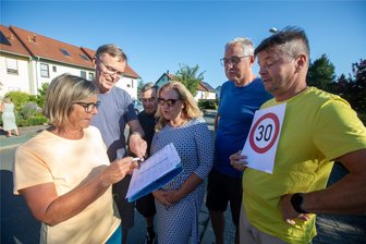 Anwohner fordern Tempo 30 auf der Jocketaer Straße in Plauen: Oberbürgermeister schaltet sich ein - Bewohner der Jocketaer Straße tragen sich Ende Juli in eine Unterschriftenliste ein, um ihrer Forderung nach einem Tempolimit in ihrem Wohngebiet Nachdruck zu verleihen.
