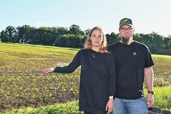 Anwohner frustriert über Lärm und Staub: Kiesabbau bei Langenleuba-Oberhain soll dennoch wachsen - Die Vorkommen im Tagebau Langensteinbach reichen nur noch für wenige Jahre. Daher soll das Abbaugebiet nach Osten hin erweitert werden. Das treibt Stefanie Seeger und Franz Burkhardt-Medicke Sorgenfalten auf die Stirn. Denn der Tagebau rückt so unmittelbar an die Grundstücksgrenze heran.