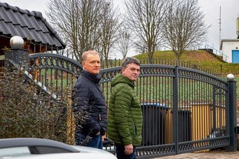 Anwohner in Erdmannsdorf machen weiter mobil gegen neuen Funkmast - Seit 2018 befindet sich auf dem ZWA-Hochbehälter eine Sendeanlage, die befristet genehmigt ist. Die Anwohner (im Bild Maik Martin, links, mit Ortschaftsrat Jens Schmidt) hatten deshalb gehofft, dass die Antenne wieder verschwindet. Doch nun soll sie durch einen Sendemast ersetzt werden. 