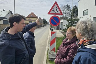 Anwohner in Sorge: Fremde Autos rasen durch Siedlung in Crimmitschauer Ortsteil - André Simon (li.) im Gespräch mit weiteren Bewohnern der Wilhelm-Stolle-Siedlung in Frankenhausen, die sich über die Raser aufregen.