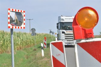 Anwohner in Teichhäuser fordern größeren Verkehrsspiegel - Anwohner von Teichhäuser, Stadtteil von Großschirma, wünschen sich an der Alten Meißner, Einmündung Teichweg, wieder einen größeren Verkehrsspiegel.