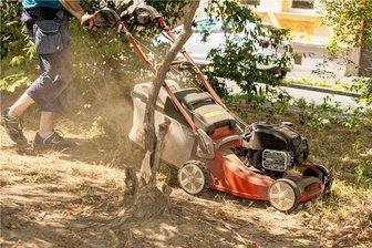 Anwohner irritiert: Warum wird vertrockneter Rasen gemäht? - Im Auftrag der ISP mähte eine Firma braunes Gras auf dem Plauener Dillnerplatz.