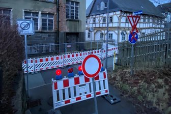 Anwohner kritisieren Straßensperrung in Lengenfeld - Blick von der Anliegerstraße Grüne Gasse zur gesperrten Hauptstraße, rechts das Stadtmuseum.
