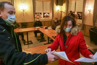 Anwohner lehnen Pläne für Logistik-Drehkreuz ab - Sebastian Hacker und Beatrice Eichhof mit den rund 200 Unterschriften gegen das geplante Gewerbegebiet in Wittgensdorf, die sie in einer Siedlung an der Oberen Hauptstraße gesammelt haben. Sie fürchten vor allem Lärm in den Nachtstunden.