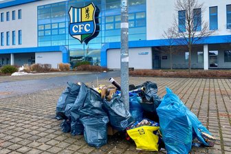 Anwohner sauer wegen CFC-Fanfeuerwerk: „Das ist einfach nur rücksichtslos“ - Am Morgen danach füllen die Böllerreste mehrere Müllsäcke.