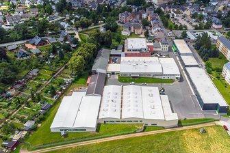 Anwohner sehen Pläne für neuen Gießerei-Standort kritisch - Die Eibenstock Elektrowerkzeuge GmbH aus der Vogelperspektive. Links davon befindet sich die Kleingartenanlage. Der Neubau einer Alugießerei war an der Grenze dazu geplant.