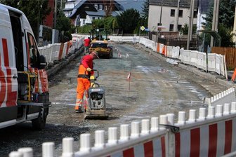 Anwohner sind genervt: Aufgrund der Vollsperrung der B 282 in Syrau weichen Ortsfremde auf Schleichwege aus - Die Bauarbeiten sind noch im Gange.