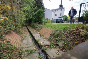 Anwohner sprechen von Enteignung: Geplantes Bauprojekt sorgt für Frust und Verunsicherung am Dittrichbach in Meerane - Tom Hamann steht am Ufer des Dittrichbachs in Meerane. Er hätte nach einem Abflachen der Böschung keine Zufahrt mehr zu seinem Grundstück.
