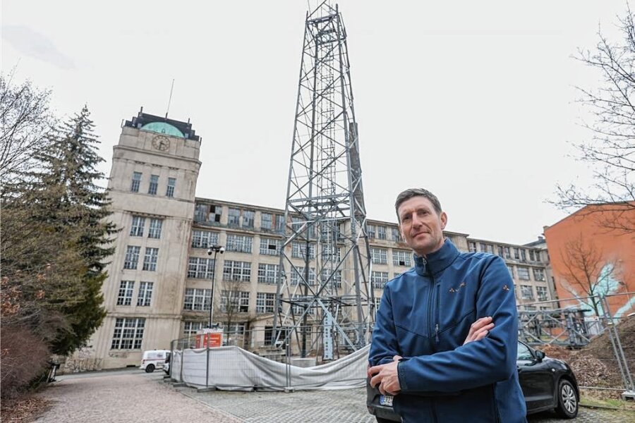 Anwohner verärgert über neuen Funkturm vor Wanderer-Werken in Chemnitz - Ein Funkturm vor dem Hauptportal der Wanderer-Werke - das geht gar nicht, findet Anwohner Stefan Lorenz: "Das ist schließlich die schönste Aussicht auf das Gebäude." 