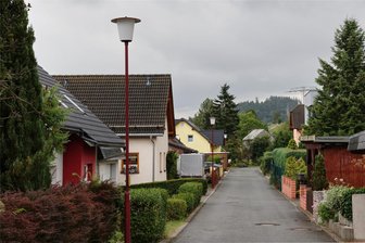 Anwohner verärgert: Warum es auf einer Straße in Schwarzenberg seit Wochen dunkel ist - Die Karl-Louis-Krauß-Straße in Schwarzenberg-Neuwelt bei Tageslicht. Abends ist es hier stockfinster.