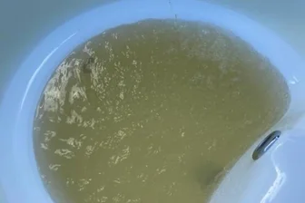 Anwohner vom Freitaggut beklagen trübes Wasser - Wie trüb das Wasser in den Häusern am Freitaggut läuft, zeigt dieses Bild.