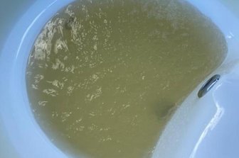 Anwohner vom Freitaggut beklagen trübes Wasser - Wie trüb das Wasser in den Häusern am Freitaggut läuft, zeigt dieses Bild.